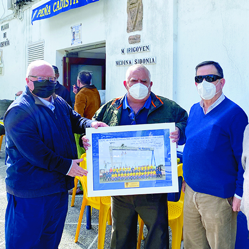 Vizcaíno dedicó a la peña la foto de la plantilla del Cádiz