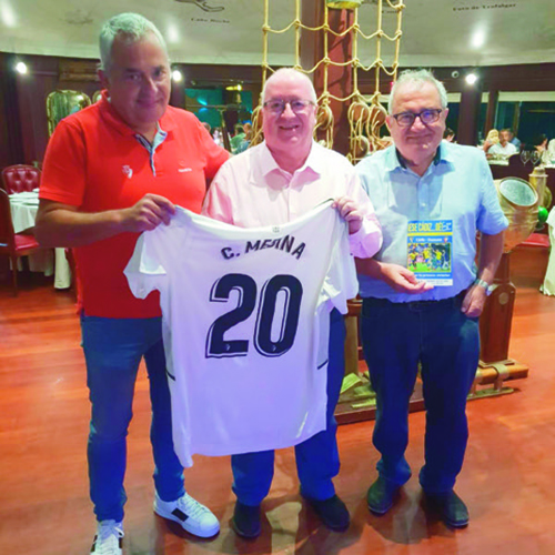 Osasuna homenajeó a Carlos Medina por los 20 años de ¡Ese Cádiz…Oé!