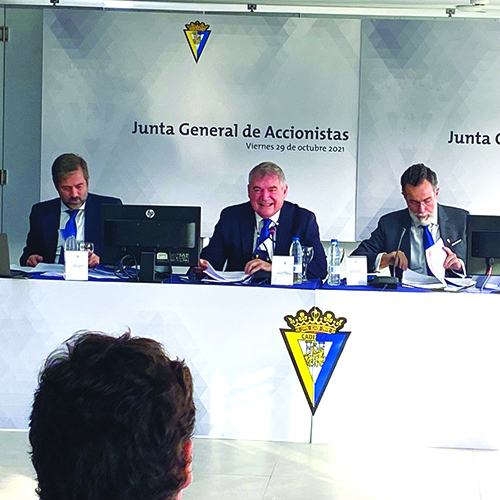 El Cádiz necesita algo más  de jugadores, técnico y club