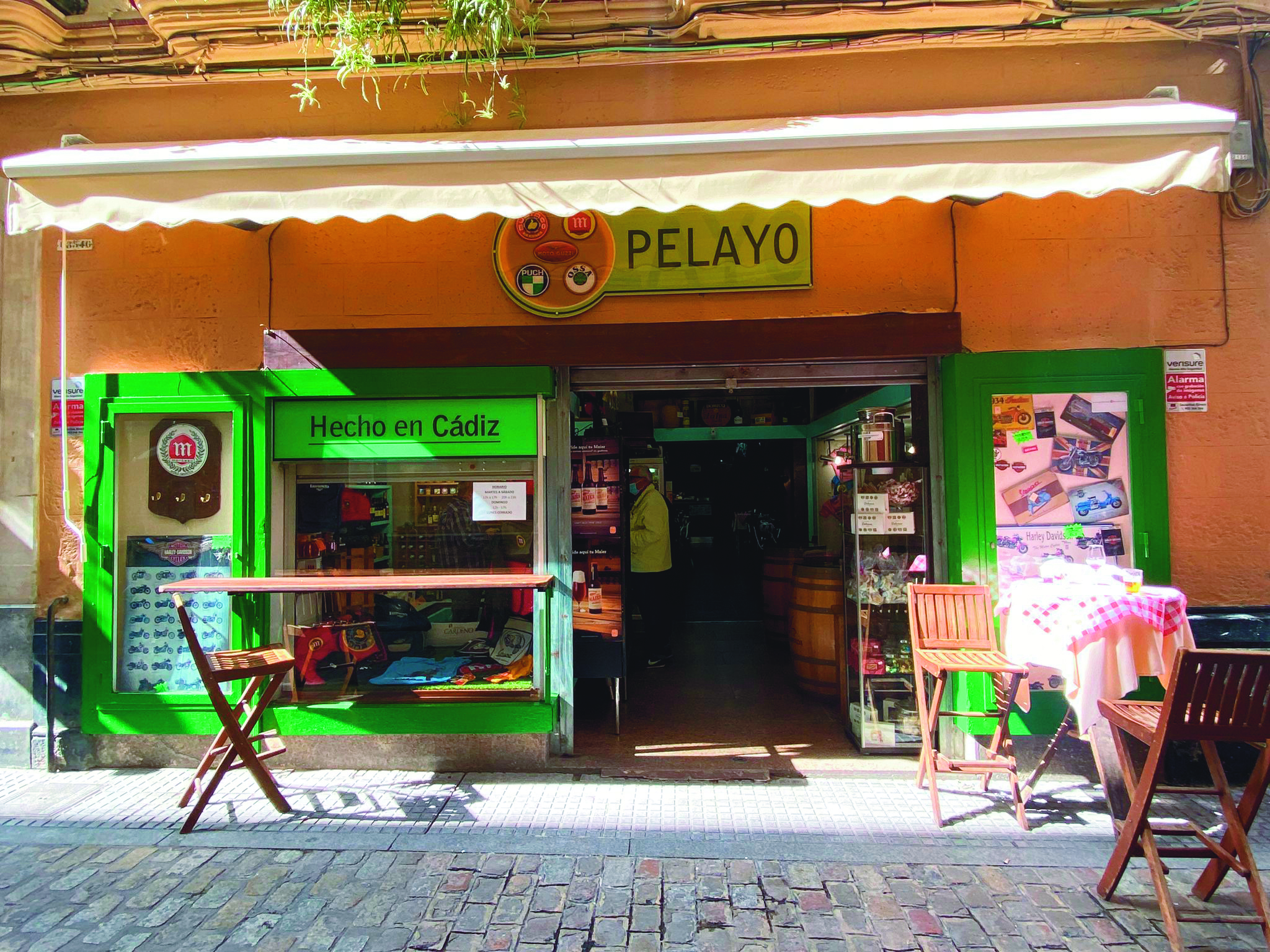 Pelayo reabre su tienda con más servicios