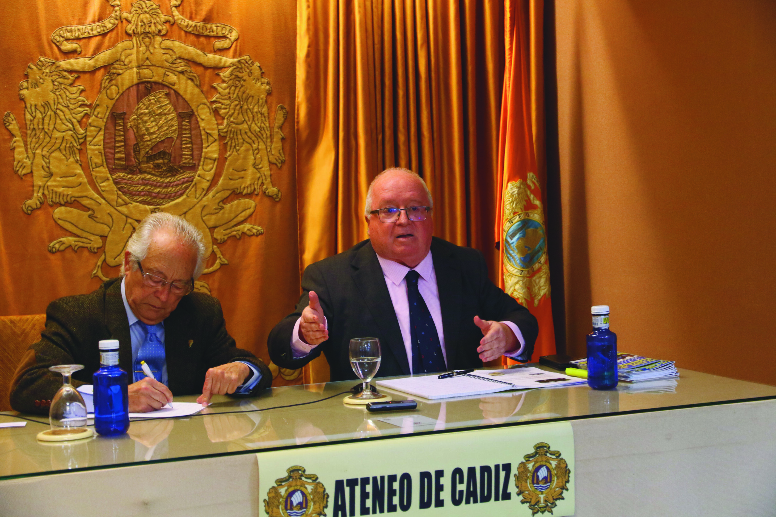 Carlos Medina llenó el Ateneo de Cádiz