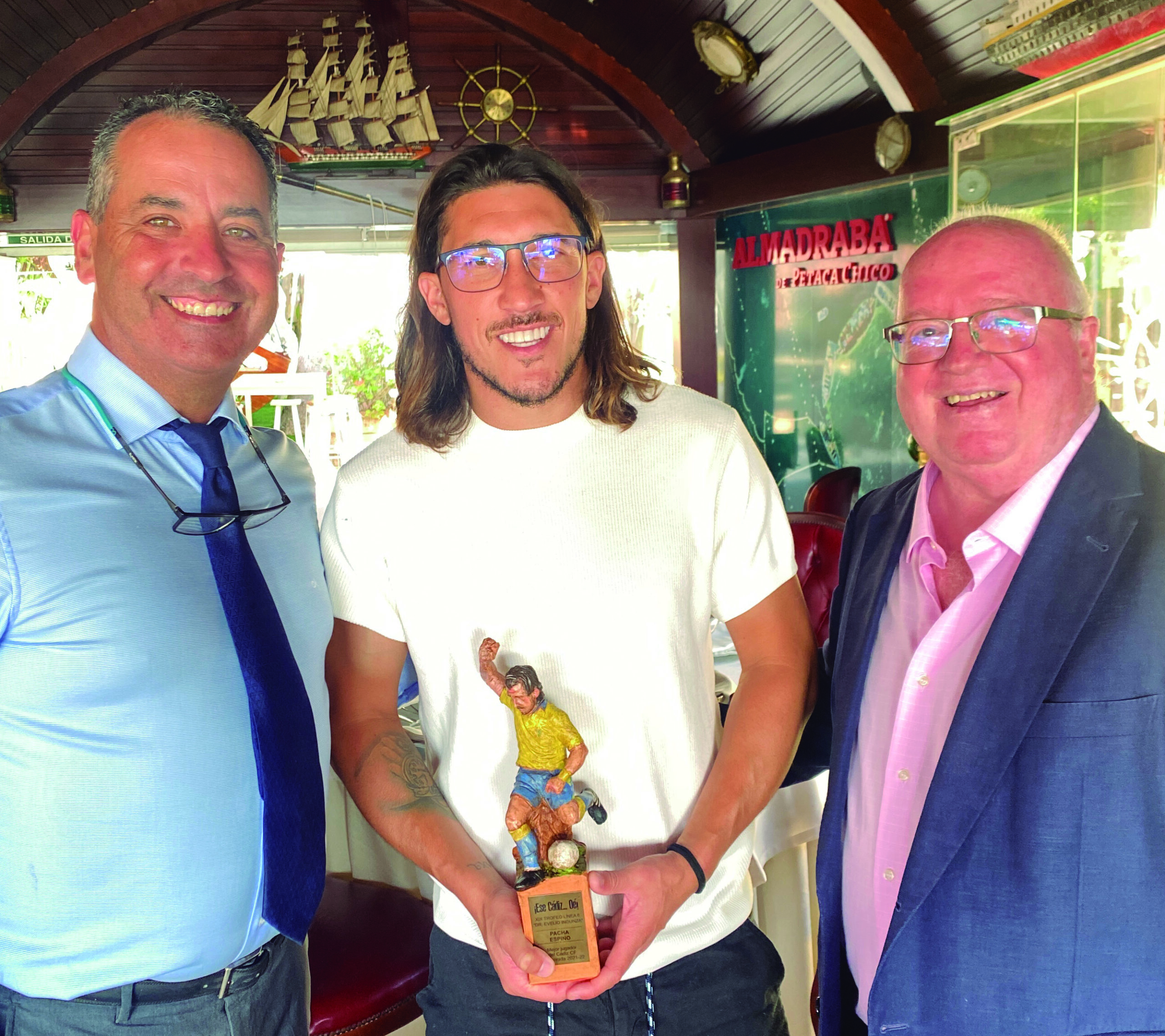 Pacha Espino, orgulloso de recibir el XIX Trofeo Línea 6 al mejor jugador en los partidos de casa