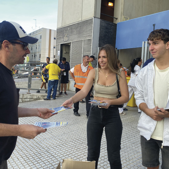 Línea 6 reparte miles de calendarios gratuitos de tamaño bolsillo