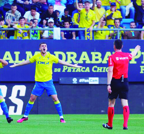 Los árbitros siguieron perjudicando al Cádiz CF