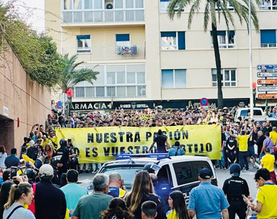 Miles de cadistas, fuera y dentro del Estadio, claman contra Vizcaíno, Contreras y Cala